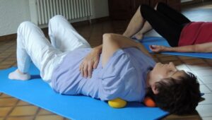 Détendre la nuque et l’épaule avec une balle en mousse - Cours et stages-Yoga-Marseille 5è-Yvette Clouet