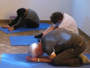 Détente du dos en feuille pliée ou assis, jambes pliées devant soi-Yvette Clouet-Cours et Stages-Yoga-Yvette Clouet-Marseille-5e