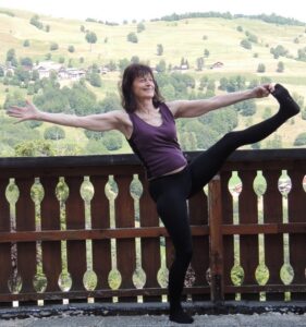 Étirement arrière jambe-équilibre-Yvette Clouet -Yoga-Marseille 5è