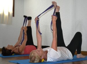 Étirement des ischio-jambiers à l'aide d'un ruban-Cours et Stages Yoga Yvette Clouet-13005 Marseille