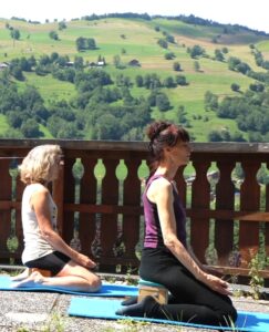 Repousser ischions assis -Cours-Yoga-Yvette-Clouet-13005-Marseille