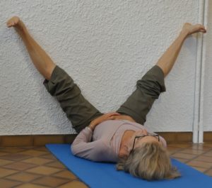 Étirement des adducteurs, jambes au mur en toute sécurité pour le dos - Cours et stages-Yoga-Marseille 5è-Yvette Clouet